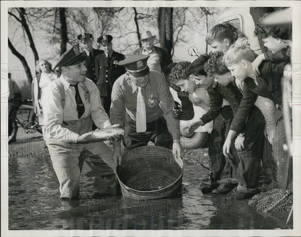 1948 Press Photo Men Releasing Anglers In Chicago Park Lagoons Conservation - Historic Images