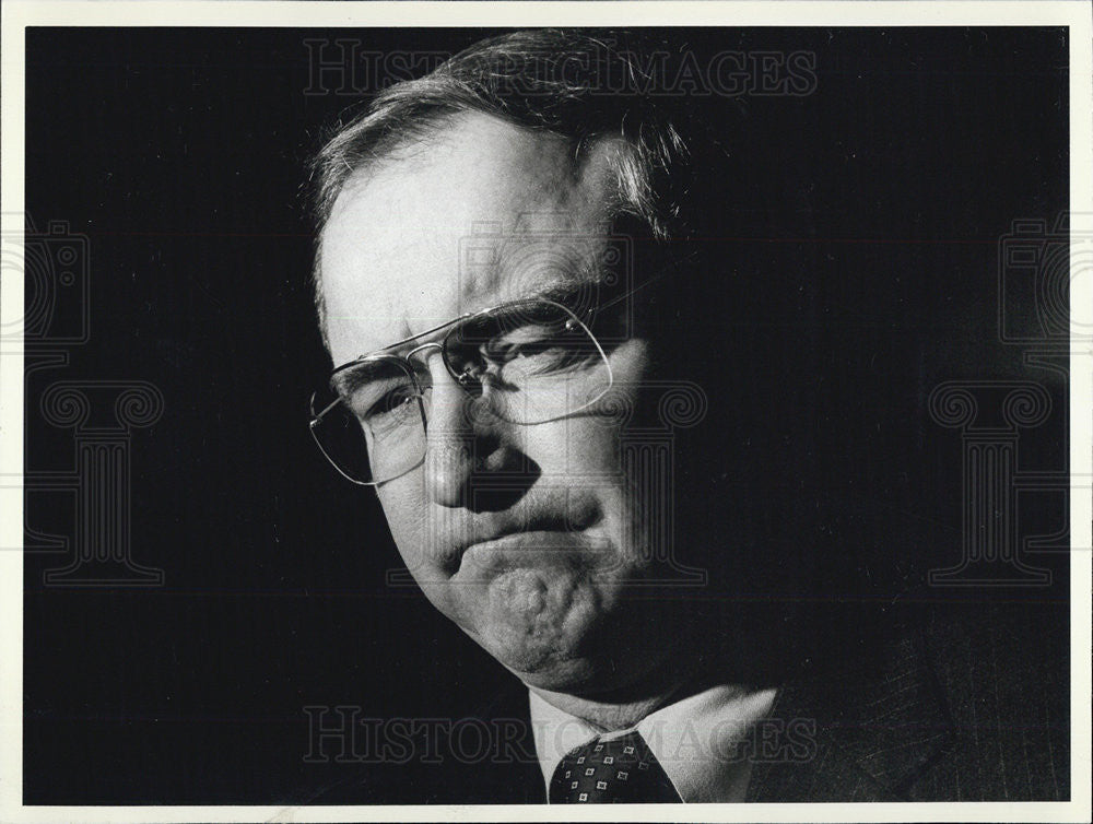 1981 Press Photo University Of Illinois Athletic Director Neale Stoner - Historic Images