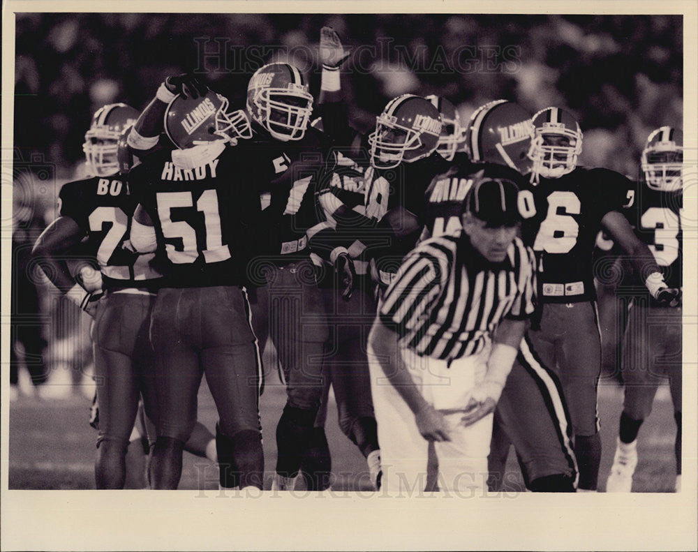 1994 Press Photo University Illinois Football Simeon Rice Getting Congratulated - Historic Images