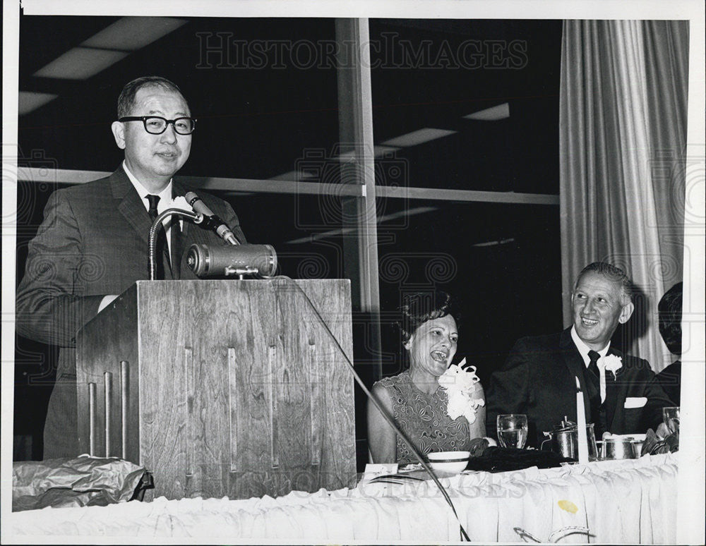 Press Photo Mr. &amp; Mrs. Sidney Yates, Congressman &amp; Abe Hagiwara, Toastmaster - Historic Images