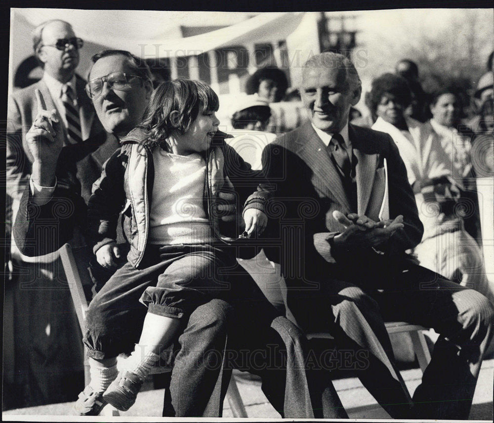 1984 Press Photo May James Lytle Rep Sidney Yates At Evanston Univ Research Pk - Historic Images