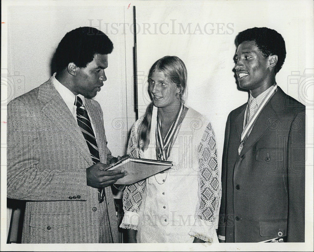 1971 Press Photo Chicago Bear Gale Sayers &amp; Fans Elaine Young And Gerald Richard - Historic Images