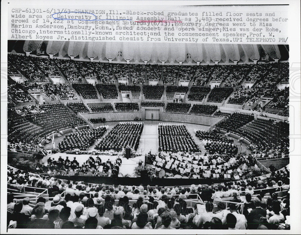 1963 Press Photo Graduates on floore of University of Illinois Assembly Hall. - Historic Images