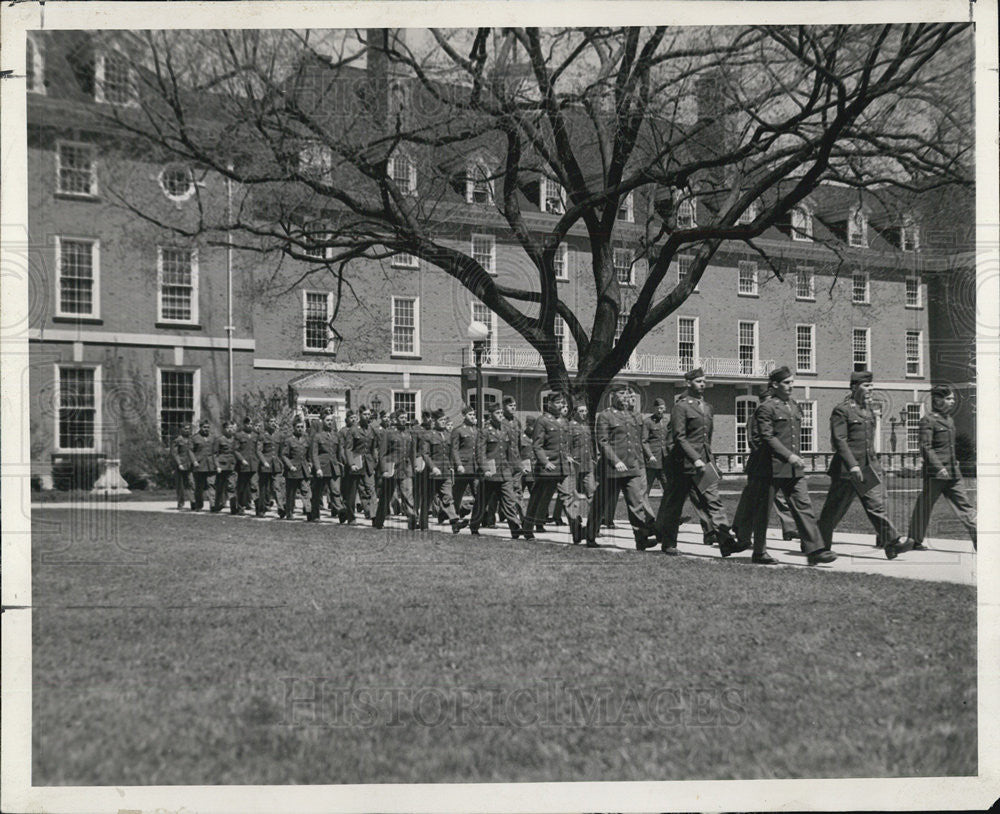 1943 Press Photo Army Servicemen March On Broadwalk At University Of Illinois - Historic Images