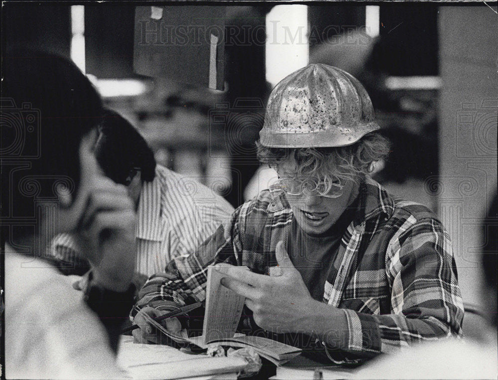 1971 Press Photo Daniel Aucuas Completes Enrollment At  University Of Illinois - Historic Images