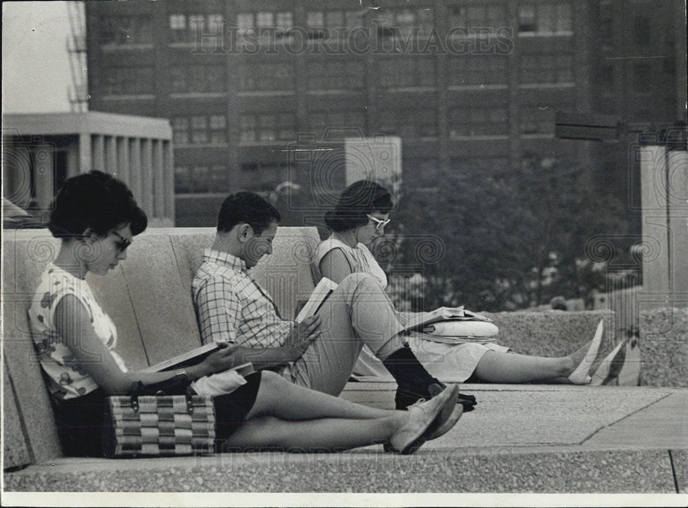 1965 Press Photo Students Outside  University Of Illinois Chicago Circle Campus - Historic Images