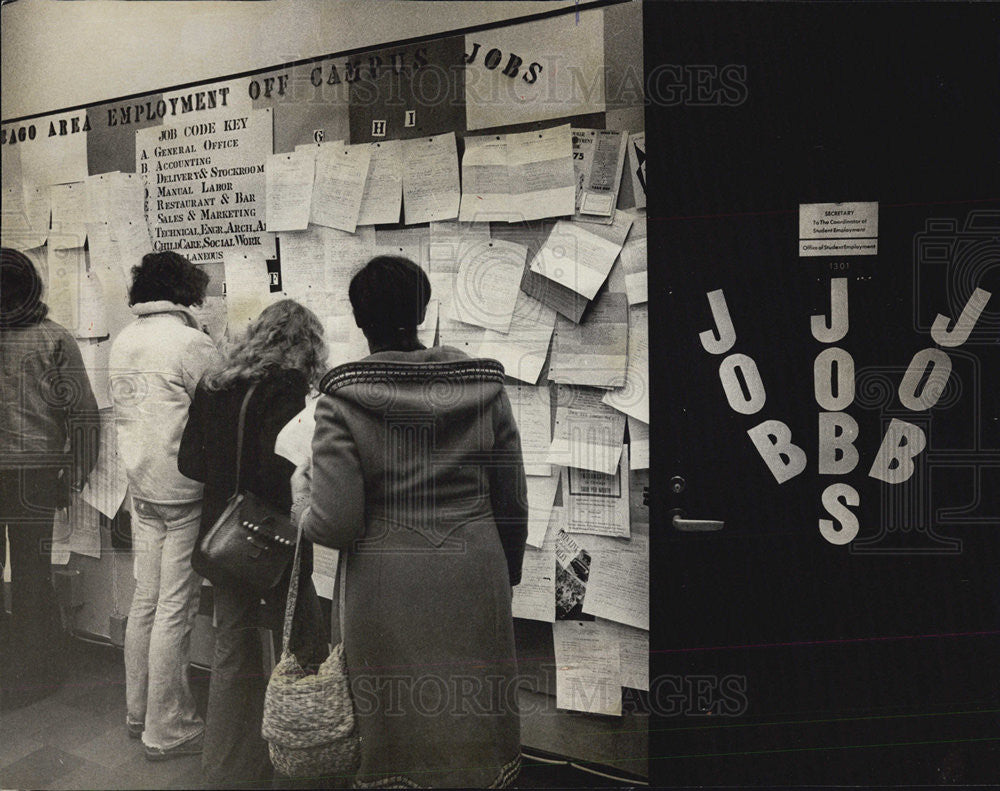 1975 Press Photo University of Illinois Circle Campus Job Bulletin - Historic Images