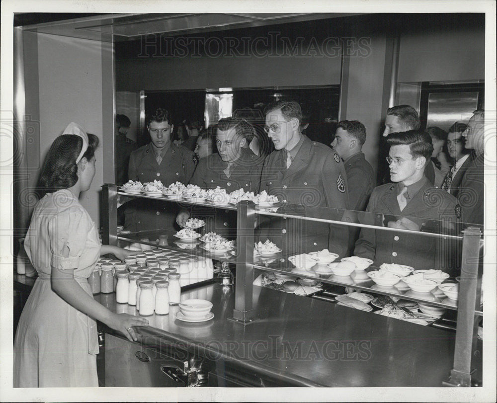 1943 Press Photo University of Illinois Soldiers in Cafeteria - Historic Images