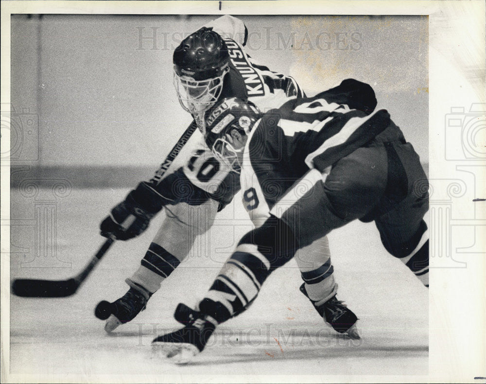 1984 Press Photo S. Knutson Of UIC Flames Against D. Beaty Of Michigan State - Historic Images