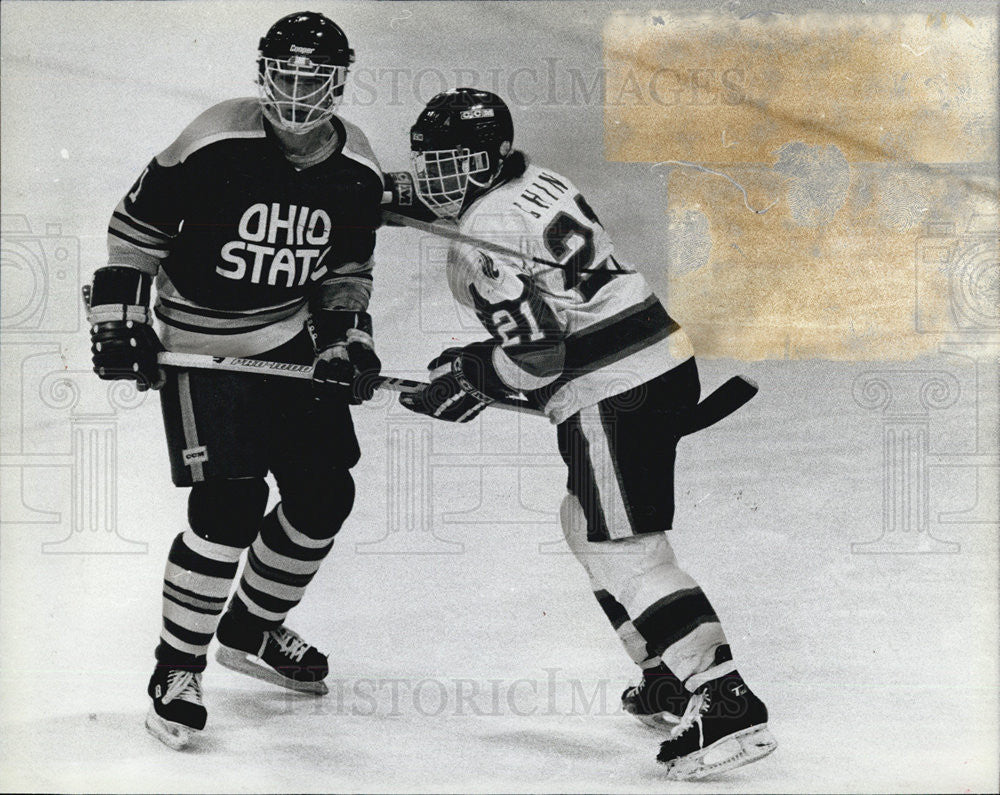 1983 Press Photo Colin Chin Of UIC Flames Hung Up With Bob Gruhl OF OSU - Historic Images