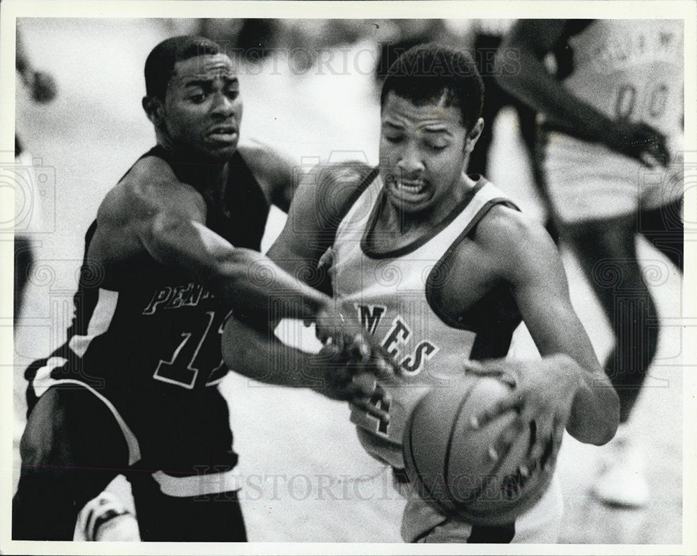 1984 Press Photo Eric Longino Battles For Control At Illinois And Chicago Game - Historic Images