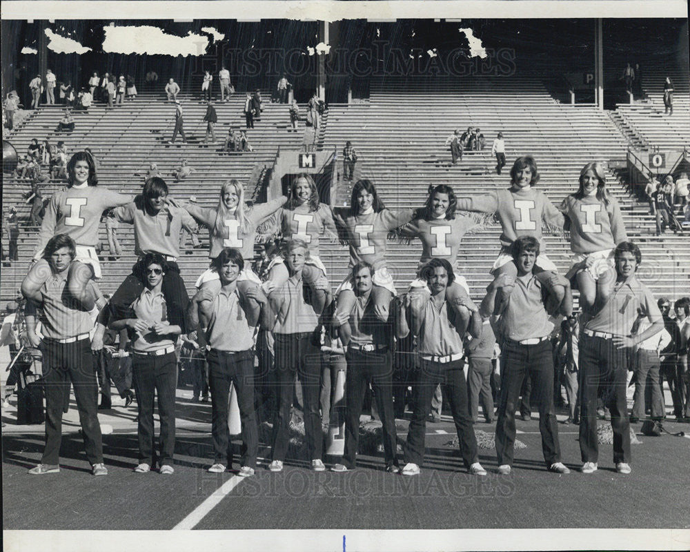 1975 Press Photo University Of Illinois Cheerleaders On Field Pose - Historic Images