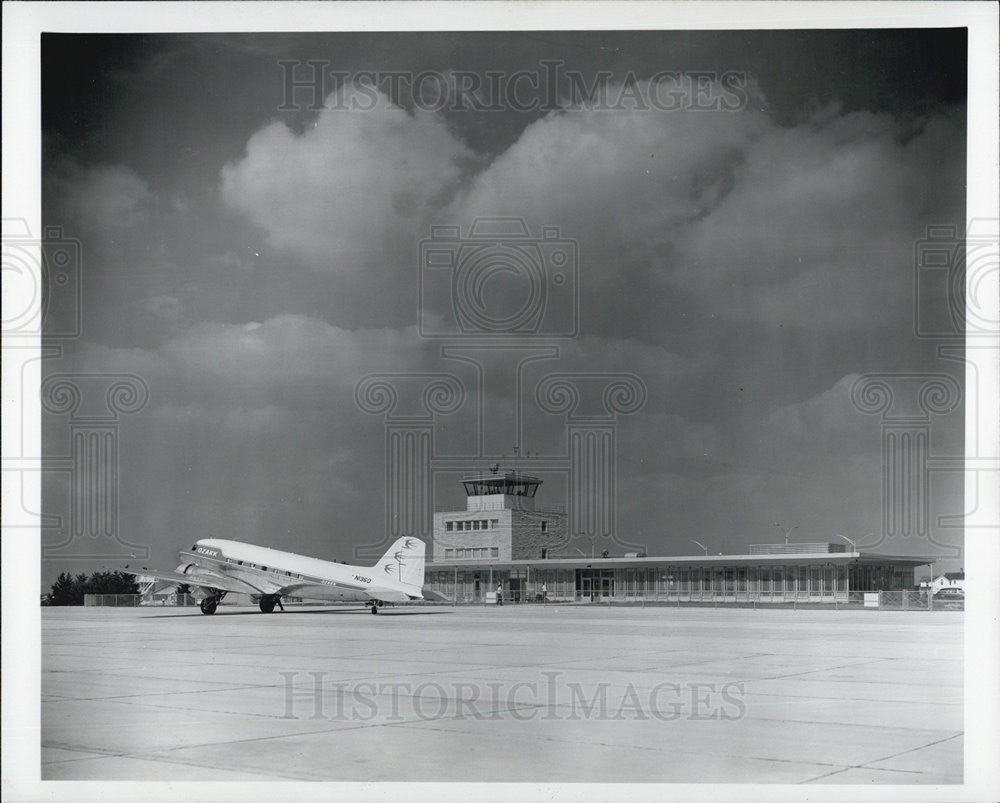 1960 Press Photo Terminal Building And Control Tower At University Of Illinois - Historic Images