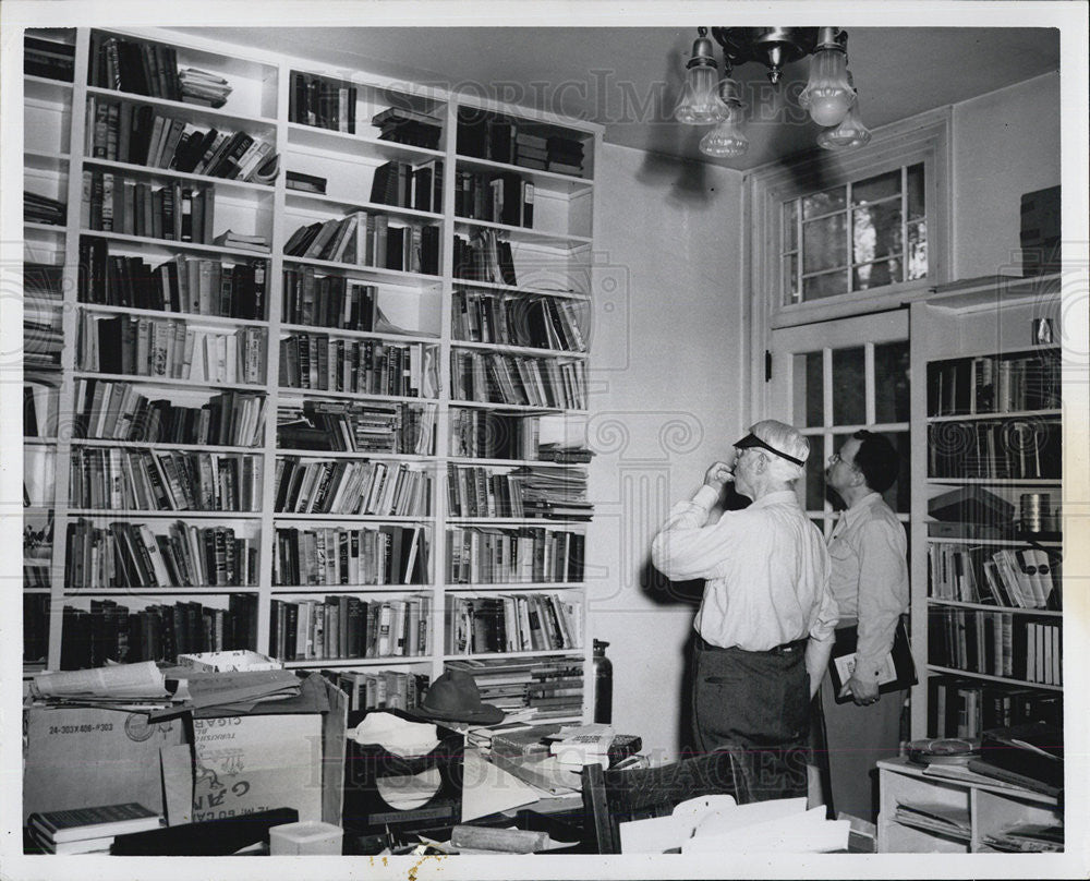 1956 Press Photo University Illinois Professor Leslie Dunlap In Home Library - Historic Images