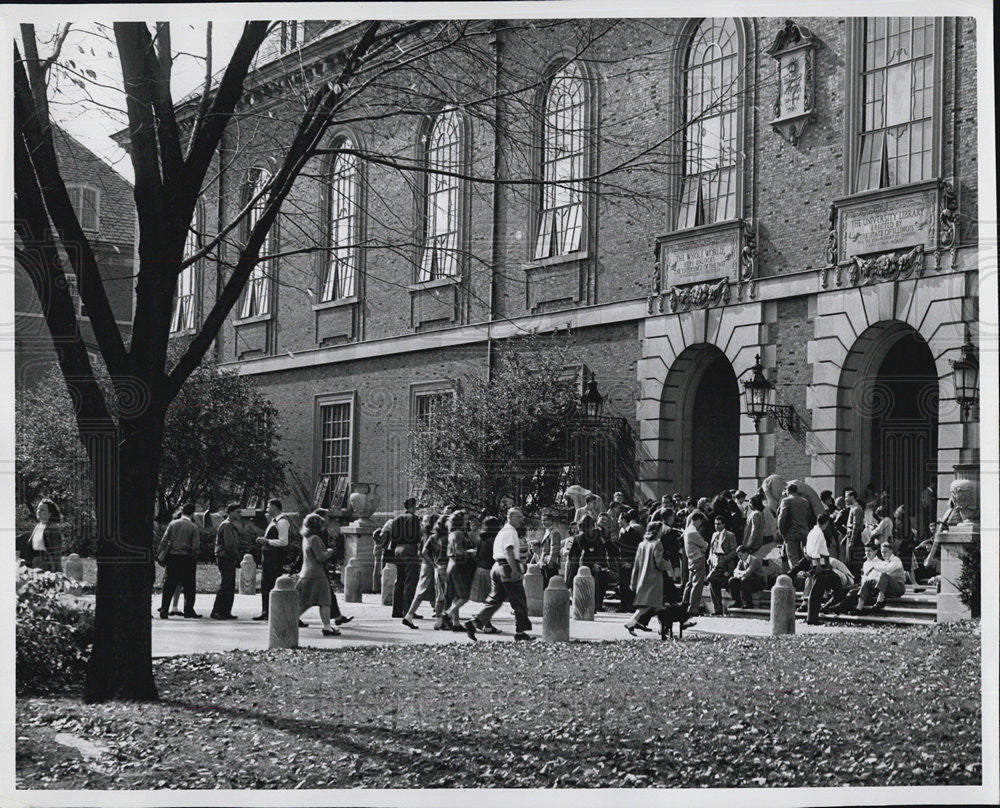 Press Photo University Of Illinois Urbana Library Entrance Students Enter Exit - Historic Images