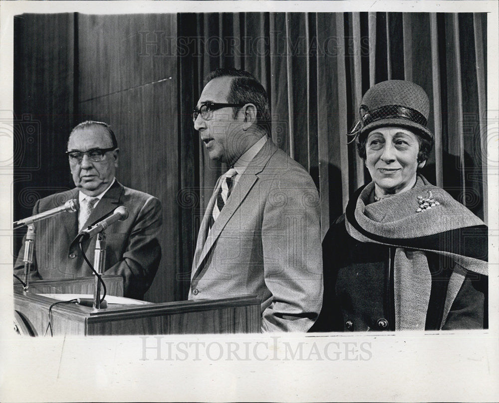 1969 Press Photo Mayor Richard J. Daley, Stanley Owens &amp; Mrs. Charles G. Yarrow - Historic Images