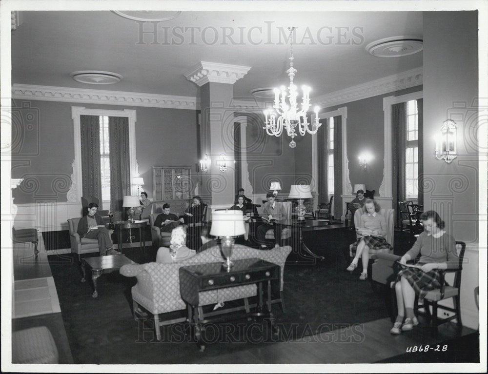 1942 Press Photo Wedgewood Lounge, University Of Illinois, Illini Union Building - Historic Images