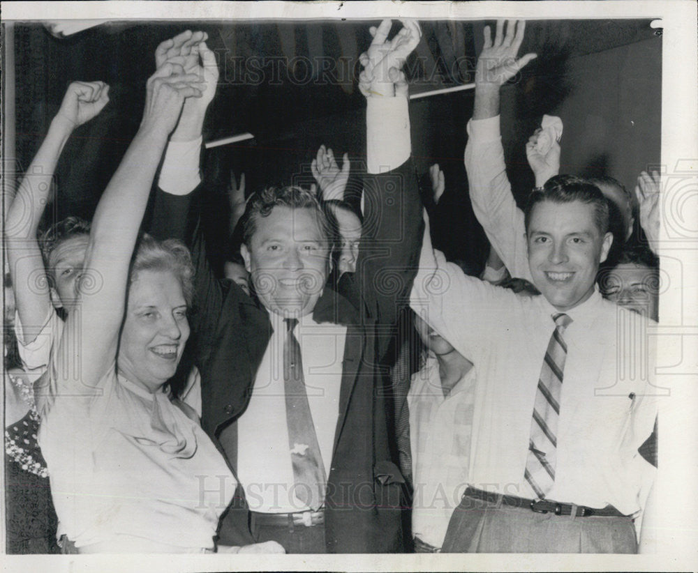 1958 Press Photo Senator Ralph Yarborough&#39;s Hands Raised By Wife &amp; Son Richard - Historic Images