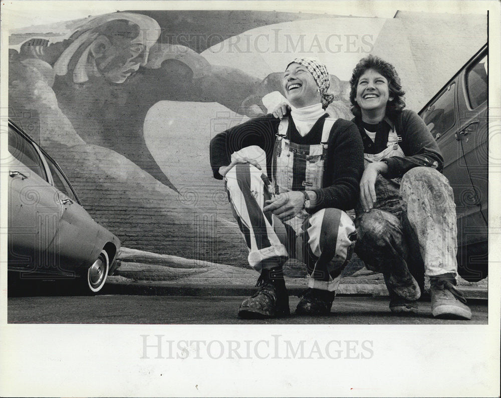 1981 Press Photo Artist Coryl Yosko and Asst Cynthia Weiss. - Historic Images