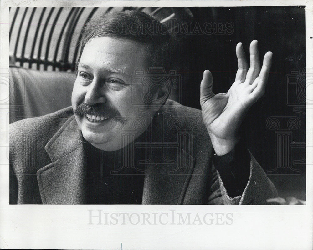 1976 Press Photo Leslie Waller author of &quot;Swiss Account.&quot; - Historic Images