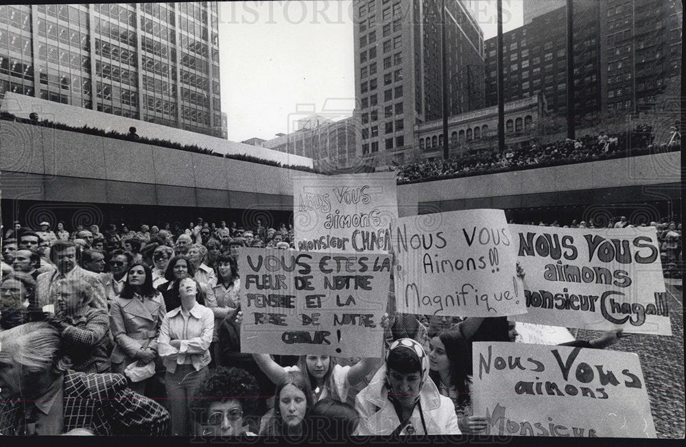 1974 Press Photo Crowd gathered in First National Plaza - Historic Images