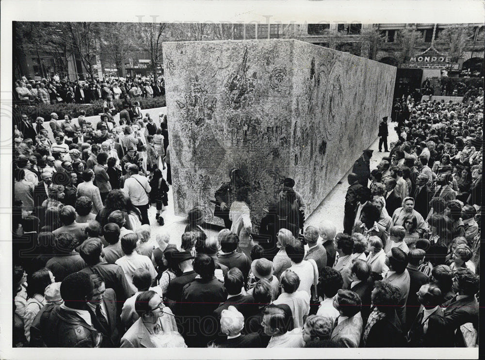 1974 Press Photo Huge Crowd Gathered in First National Plaza - Historic Images