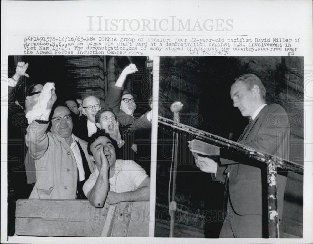 1965 Press Photo David Miller being harassed by hecklers during protest - Historic Images