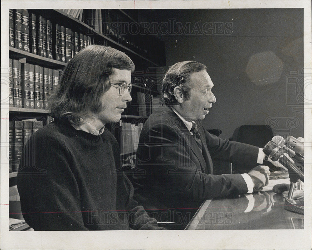 1969 Press Photo David and Jay Miller at press conference over dress code issue - Historic Images