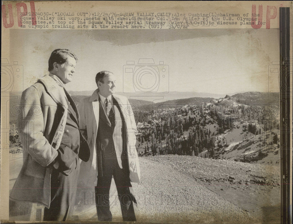 1976 Press Photo Two executives discussing plans for an Olympic training site - Historic Images