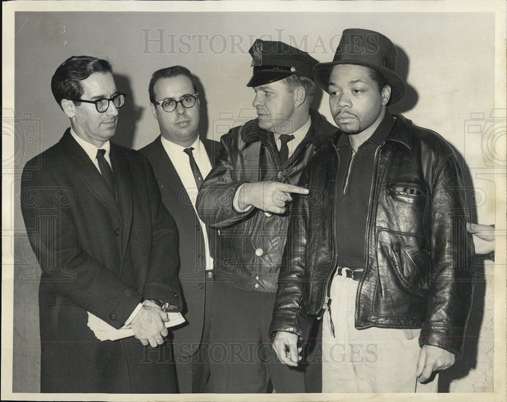 1964 Press Photo Purse Snatcher Criminal Eddie Miller Policemen Farancis Flynn - Historic Images