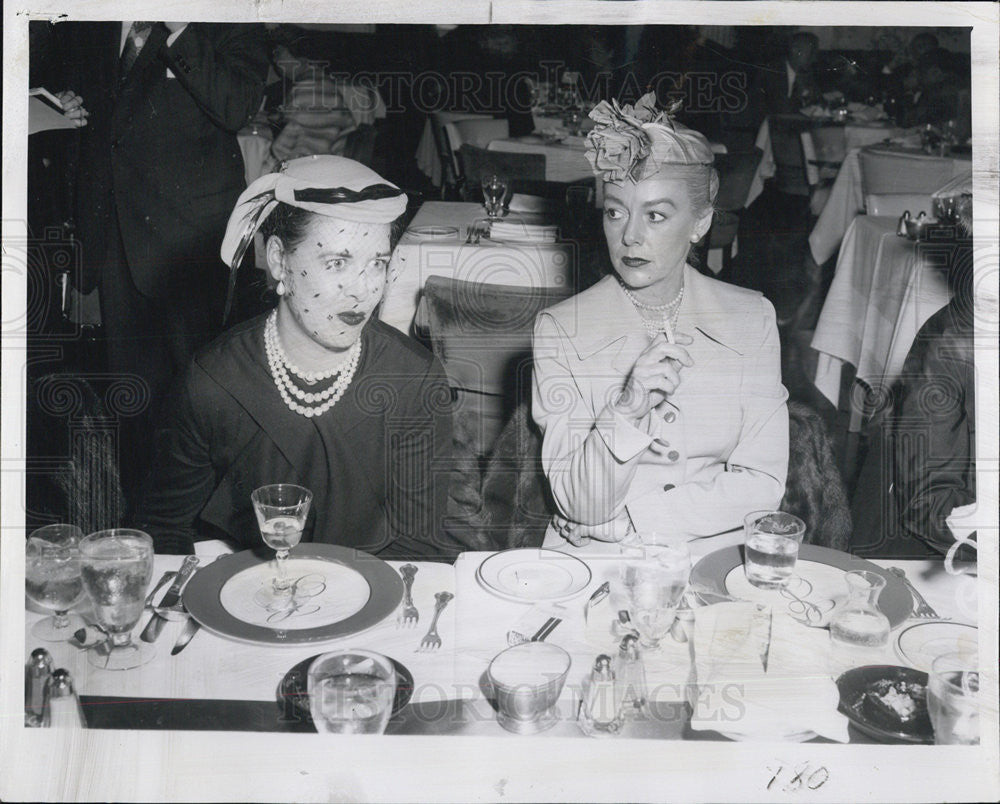 1958 Press Photo Mrs. Robert C. Bour and Mrs. Arthur R. Millas at the Flossmoor - Historic Images