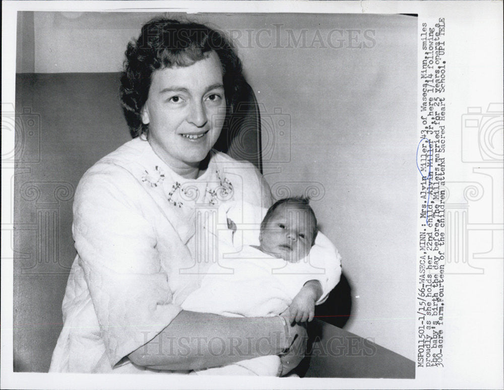 1966 Press Photo Mrs Alvin Miller Holding 22nd Child - Historic Images