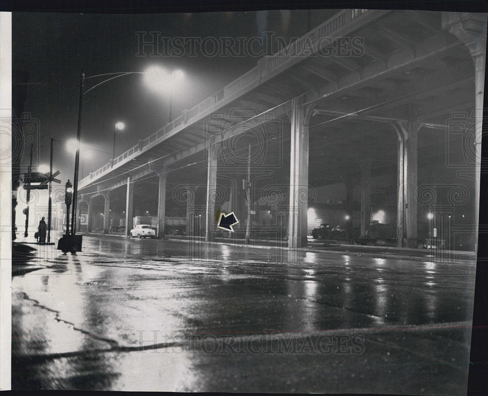 1959 Press Photo Ogden Avenue Overpass Car Wet Street Night - Historic Images