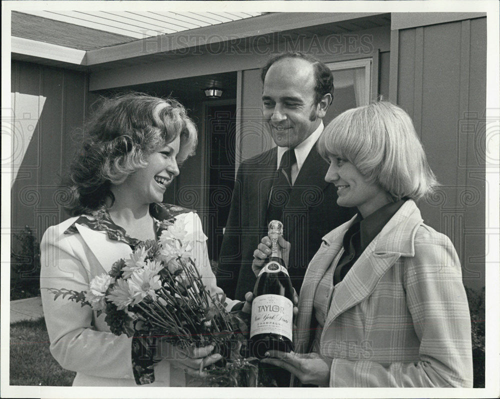 1977 Press Photo Linda Porter with Represntative of the Hoffman Group Inc - Historic Images