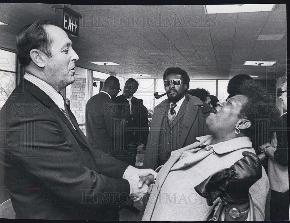 1971 Press Photo Joseph Poter, Supt. of Evanston Schools, greets Edna V. Summer - Historic Images