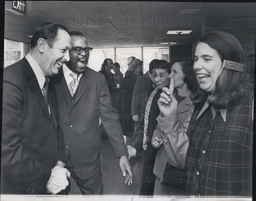 1971 Press Photo Joseph Porter greets teachers at Dawes School. - Historic Images