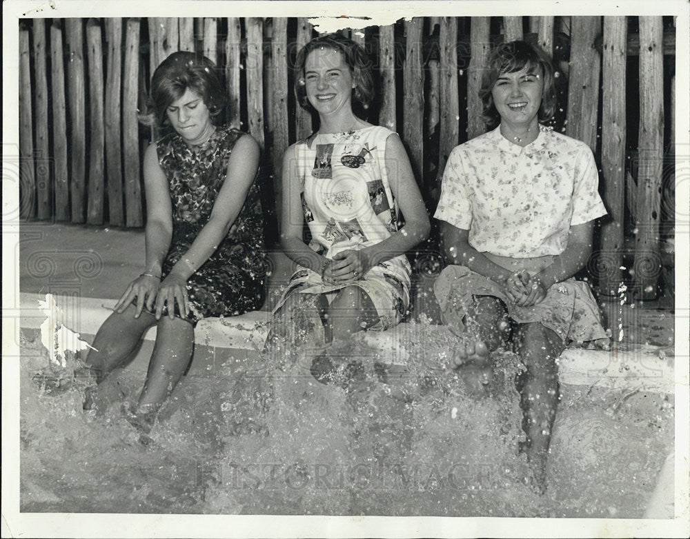 1964 Press Photo Alsdors Winnetka Pool Winnie Unger Carol Potter Cindy Johnson - Historic Images