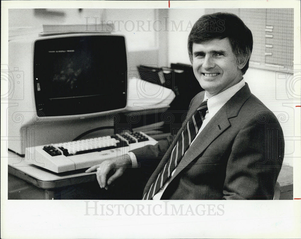 1984 Press Photo investment adviser Richard Young computer - Historic Images