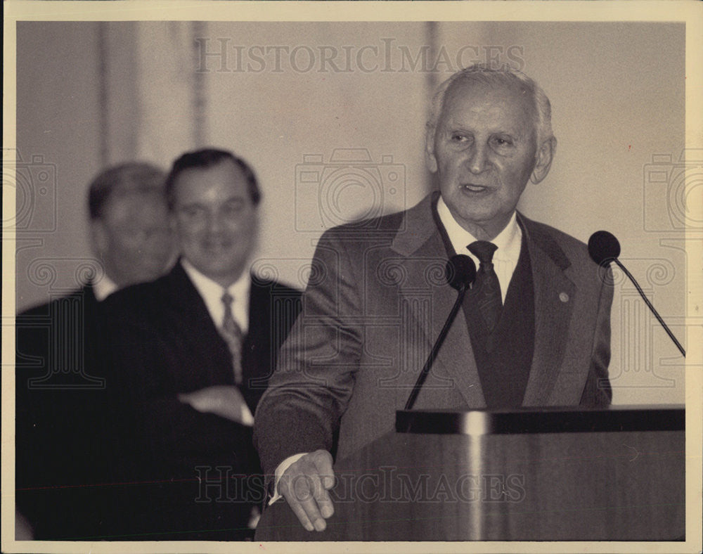 1994 Press Photo Rep.Sidney R. Yates at a podium - Historic Images