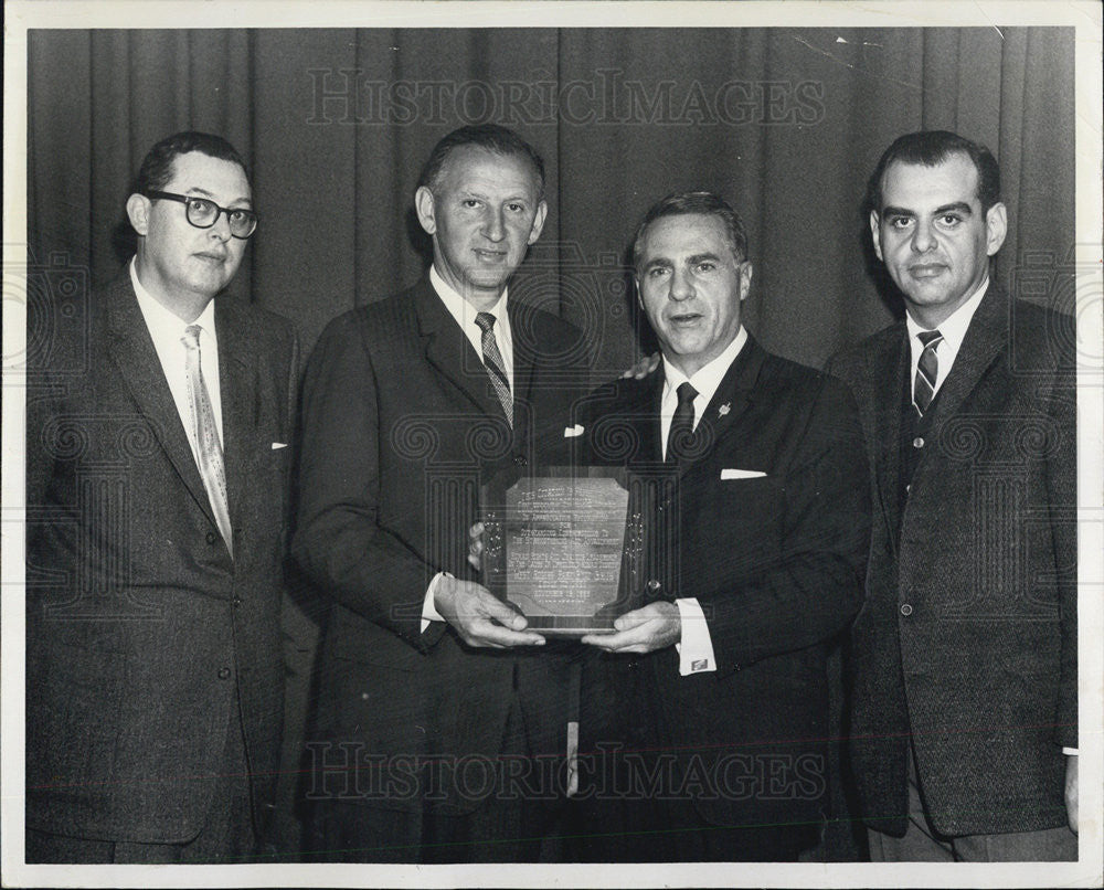 Press Photo Congressman Sidney Yates recieving &quot;Congressman of the Year&quot; award - Historic Images