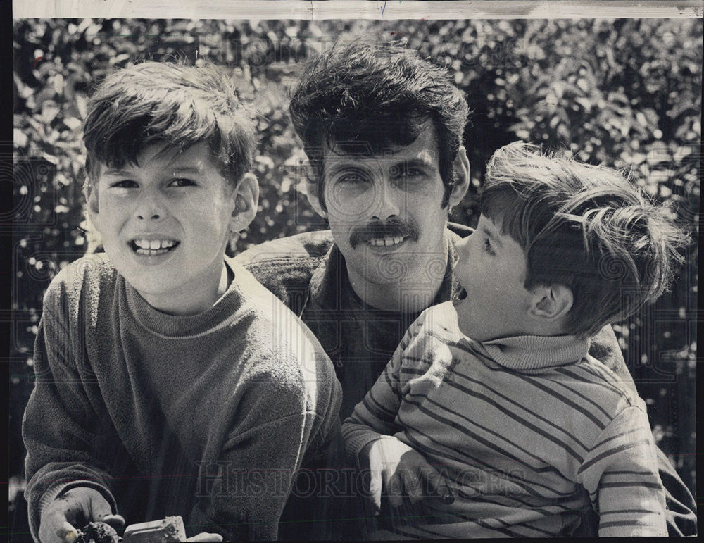 1973 Press Photo Staff Sgt. John Young With Sons John And Steven At Home - Historic Images