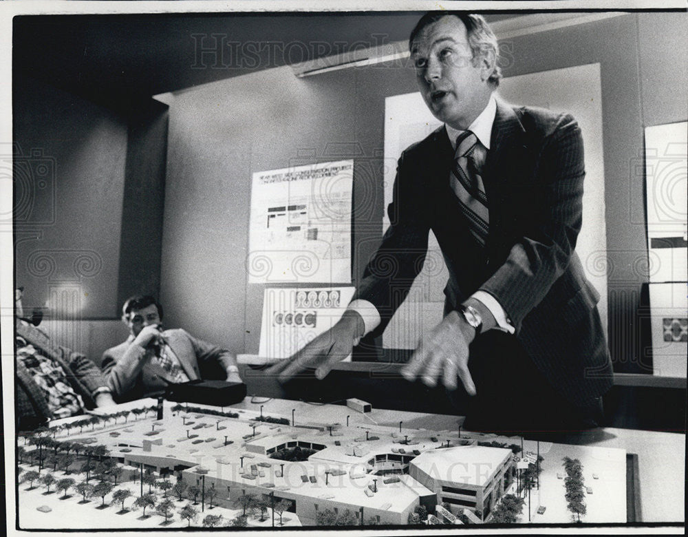 1972 Press Photo Architect Ralph Youngren model shopping center - Historic Images