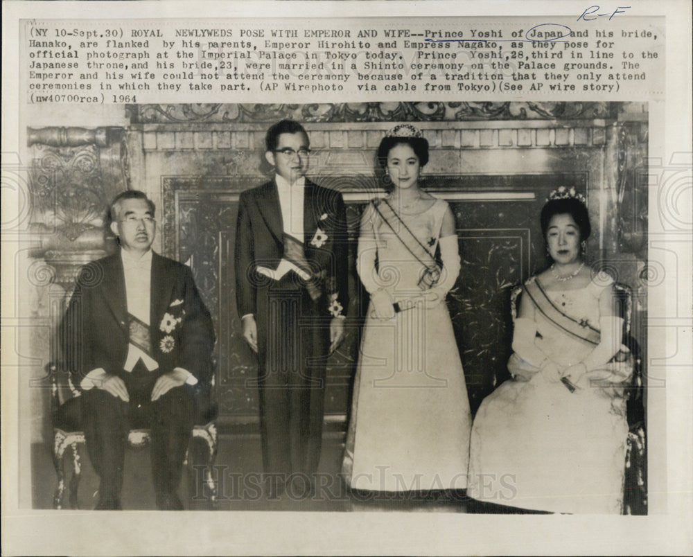 1954 Press Photo Prince Yoshi with his wife and parents - Historic Images