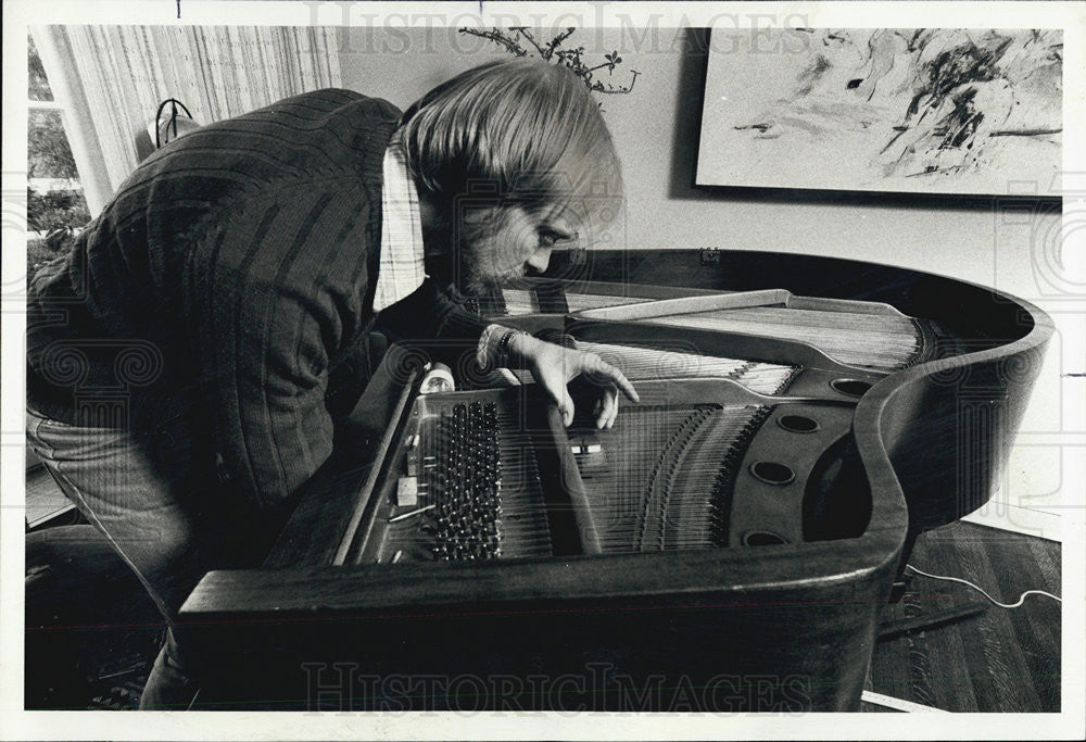 1979 Press Photo Free Lance Writer Steve Young Tuning And Rebuilding A Piano - Historic Images