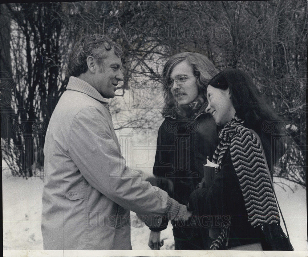 1974 Press Photo Representative Samuel H. Young Talking With Chicago Commuters - Historic Images