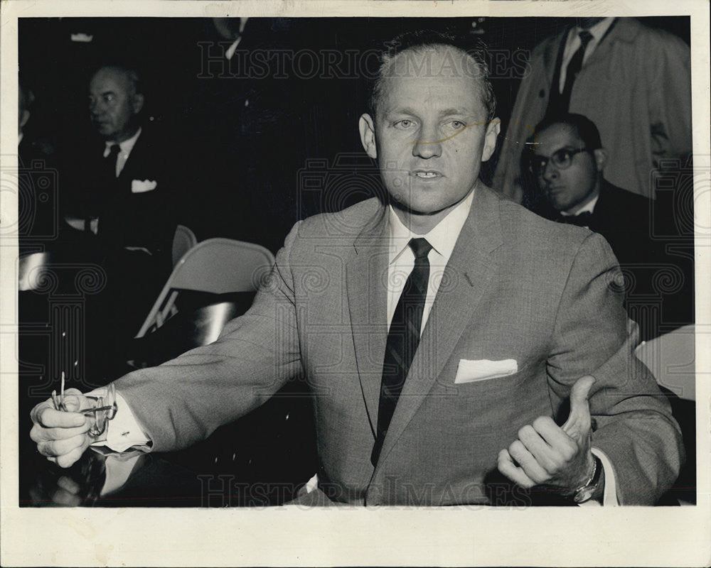 1963 Press Photo Samuel Young, Attorney, At Rock Island Shareholders Meeting - Historic Images