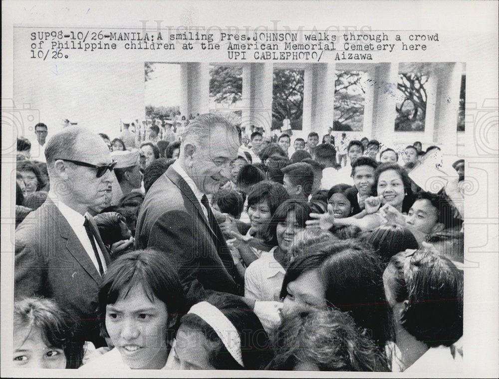 1966 Press Photo President Johnson crowd Philippine children American Memorial - Historic Images