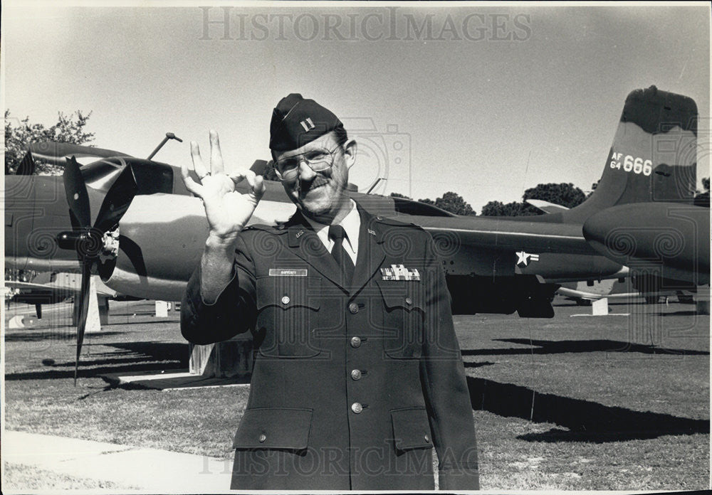 1989 Press Photo Capt. Mike Rafferty, Hurlburt Field, FL, Teaches Culture - Historic Images