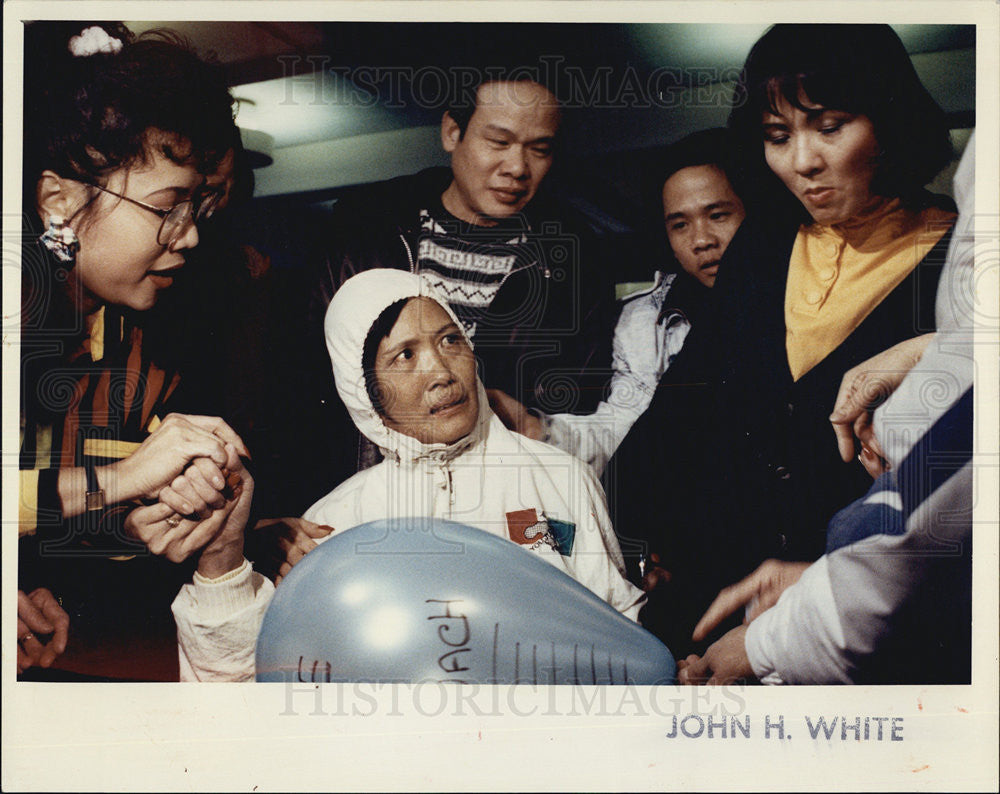 1992 Press Photo Vietnamese Thuan Quach with Leukemia arrive in US for treatment - Historic Images