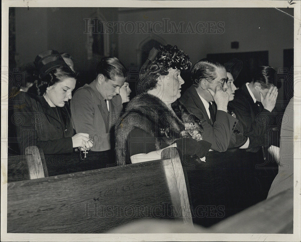 1946 Press Photo Family of James Ragen Funeral Service - Historic Images